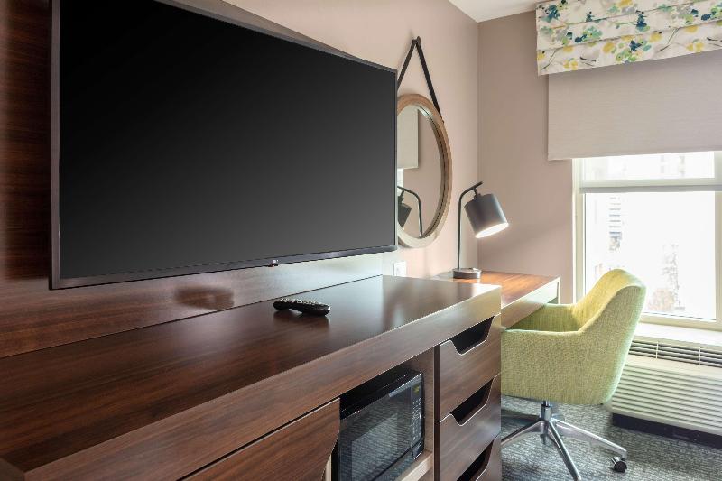 带大床的标准间, Hampton Inn & Suites Arlington Crystal City Dca