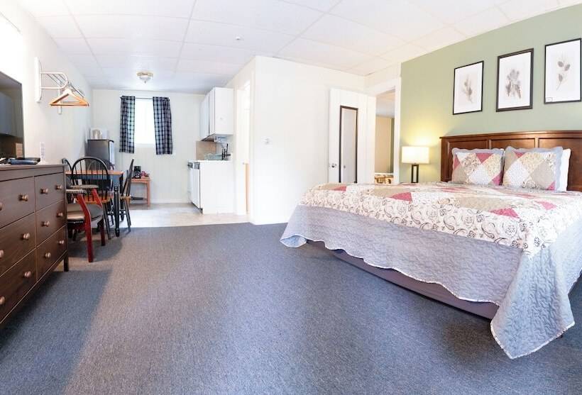 Aile Odası, Acadia Pines Motel