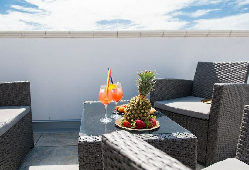 Комфортабельный номер с боковым видом на море, Casa Vacanze B&b Ucciali