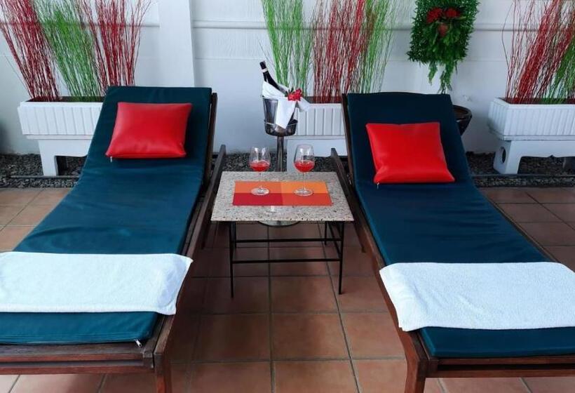 Номер Deluxe Вид на Море с Балконом, Swiss Food Restaurant And Room For Rent