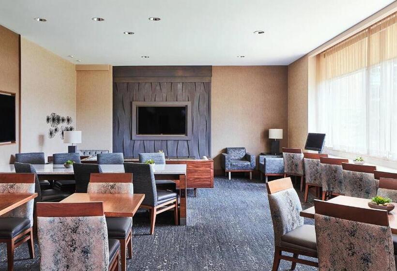Номер Клуб Кровать Кинг, Cleveland Marriott East