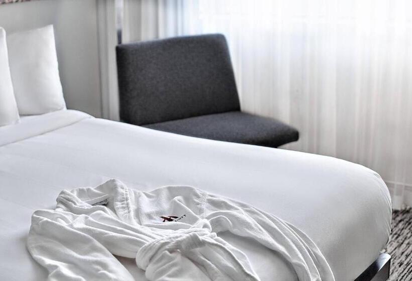 Номер Клуб Кровать Кинг, Cleveland Marriott East