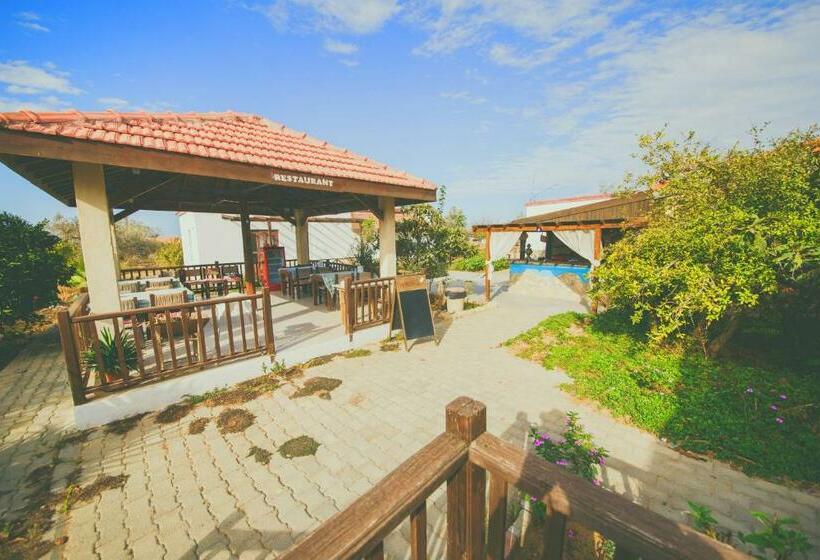 带花园景观的标准三人间, Castle Karpasia Guest House