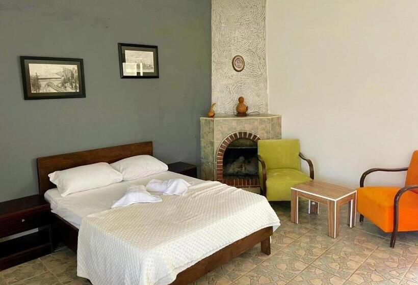 带花园景观的标准三人间, Castle Karpasia Guest House