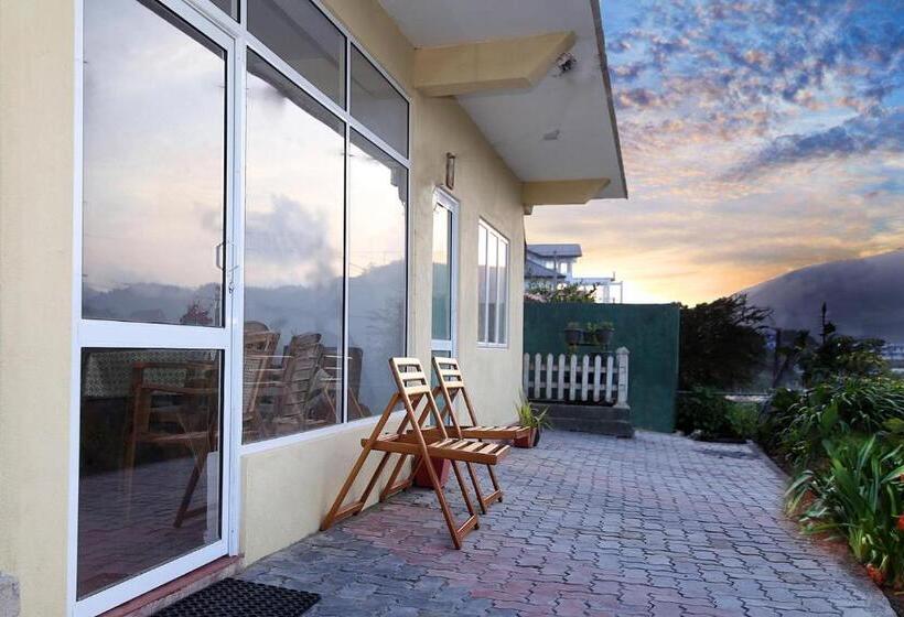 اتاق اکونومی, Gregory Hills