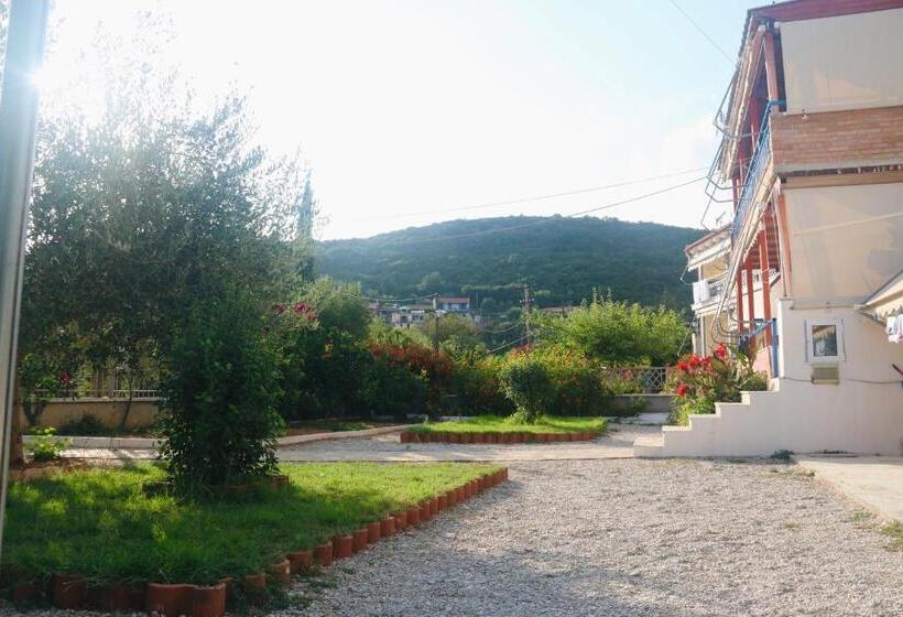 Трехместный Номер Стандарт Вид на Сад, Guesthouse Rondo