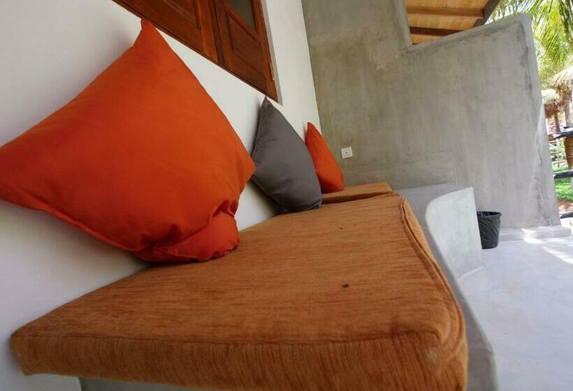 اتاق استاندارد با چشم‌انداز استخر, De Silva Palm Resort