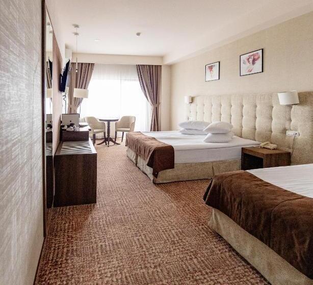 اتاق استاندارد سه تخته با بالکن, Grand Hotel Belvedere