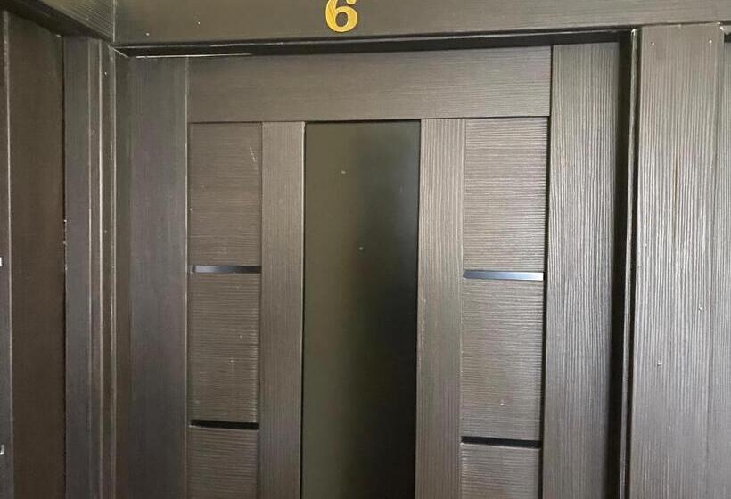 اتاق استاندارد چهارنفره با چشم‌انداز باغ, Karine B&b