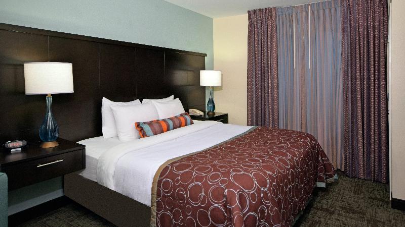 מיטת קינג בסוויטה, Staybridge Suites   Cincinnati North, An Ihg