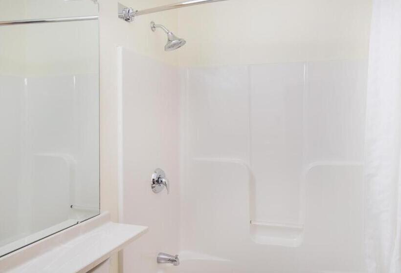 Люкс с гидромассажем, Microtel Inn & Suites By Wyndham Plattsburgh
