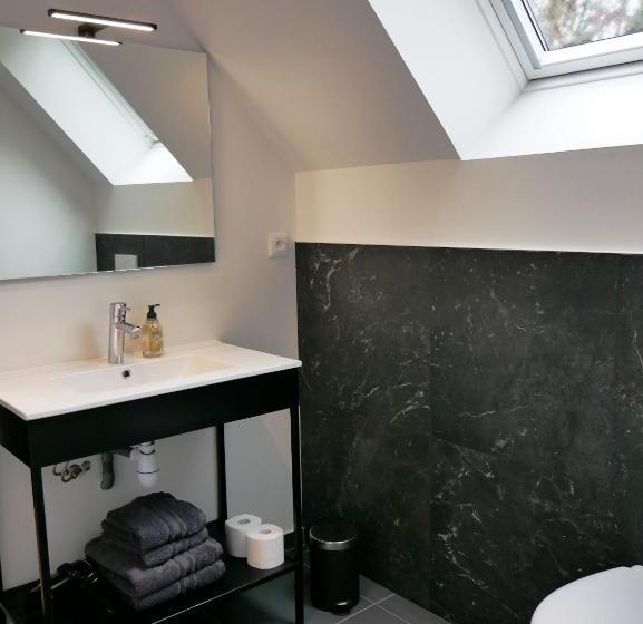 Номер Стандарт, Kastellren   Rennes   Grand Parking Privé