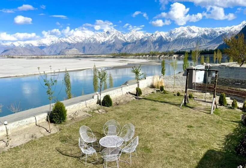 اتاق لوکس سه تخته, Indus View Hotel Skardu