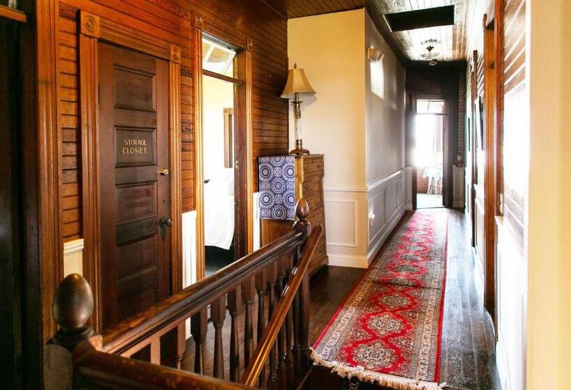 带观景的标准间, The Sullivan House