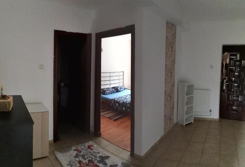 استودیوی استاندارد, Natalia Guesthouse