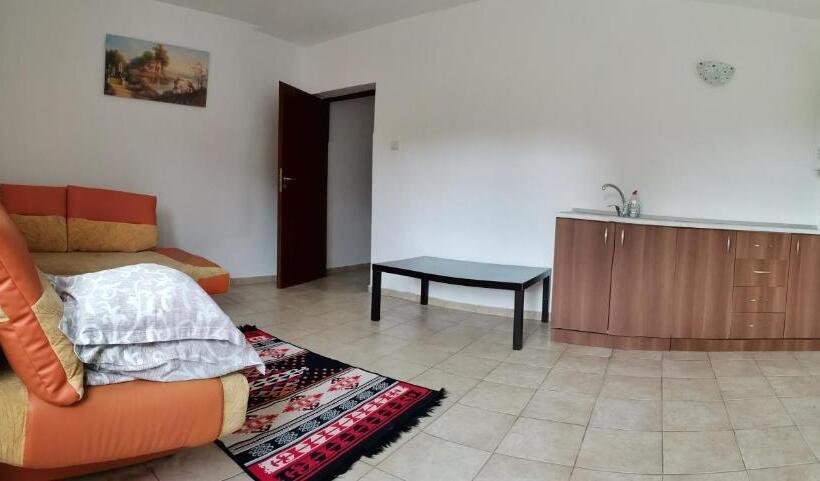 استودیوی استاندارد, Natalia Guesthouse