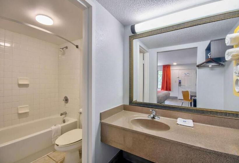 스위트, Motel 6 Lafayette, La
