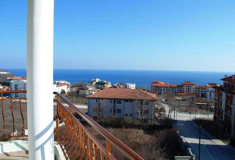 استودیوی استاندارد با چشم‌انداز دریا, Family Hotel Amore