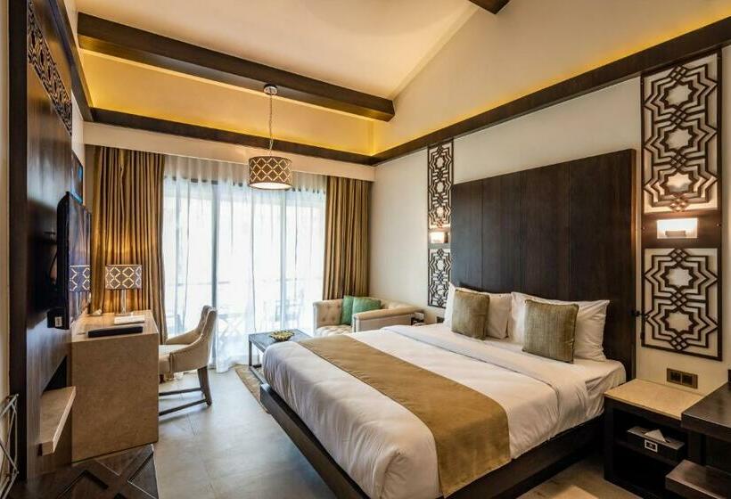 带大床的高级房间, Silver Waves Resort & Spa   Daman