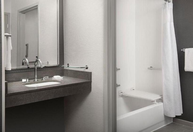 带大床的标准间, Courtyard By Marriott Savannah Downtown   Historic District