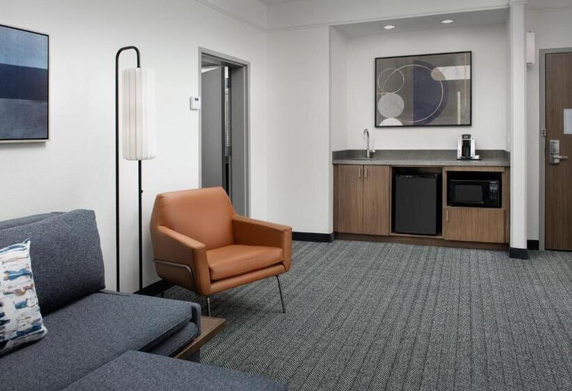 מיטת קינג בסוויטה, Courtyard By Marriott Savannah Downtown   Historic District