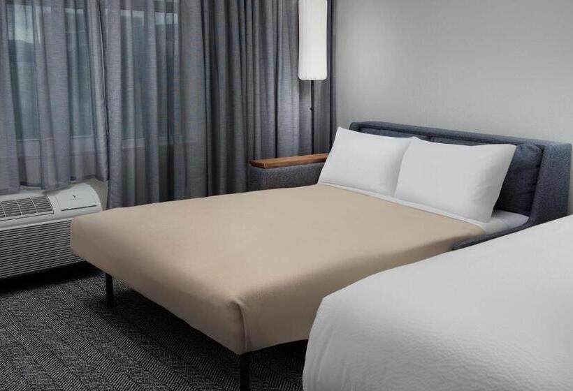 מיטת קינג בסוויטה, Courtyard By Marriott Savannah Downtown   Historic District