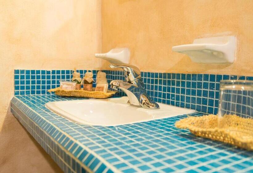 Standard Szoba King Size Bed, Barrio Latino Hotel Drop And Go By Bestoffer Stays