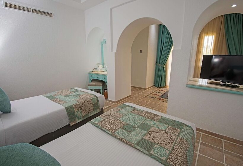 اتاق استاندارد با چشم‌انداز استخر, Sunrise Royal Makadi Resort