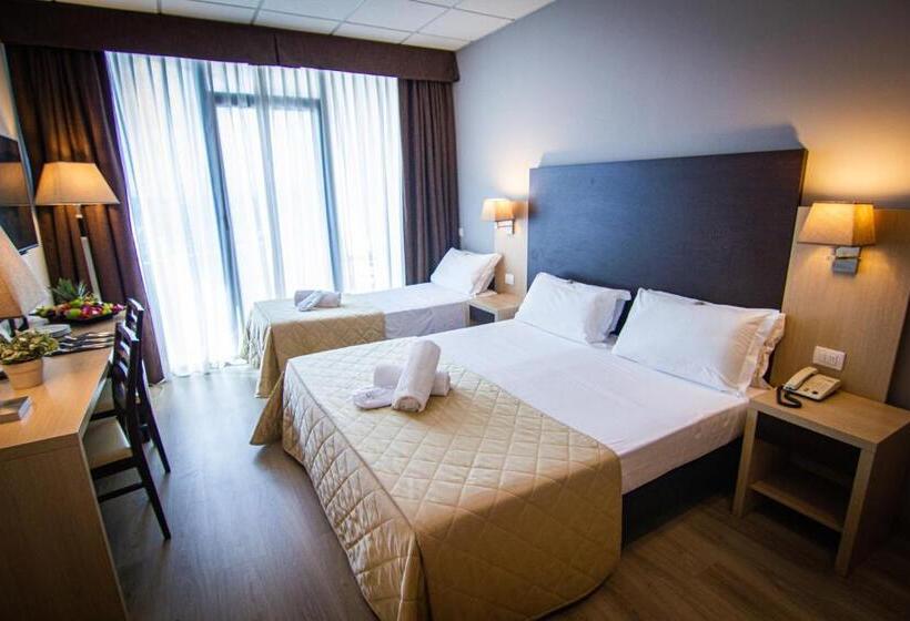 Трехместный Номер Стандарт с Балконом, Tuscany Inn