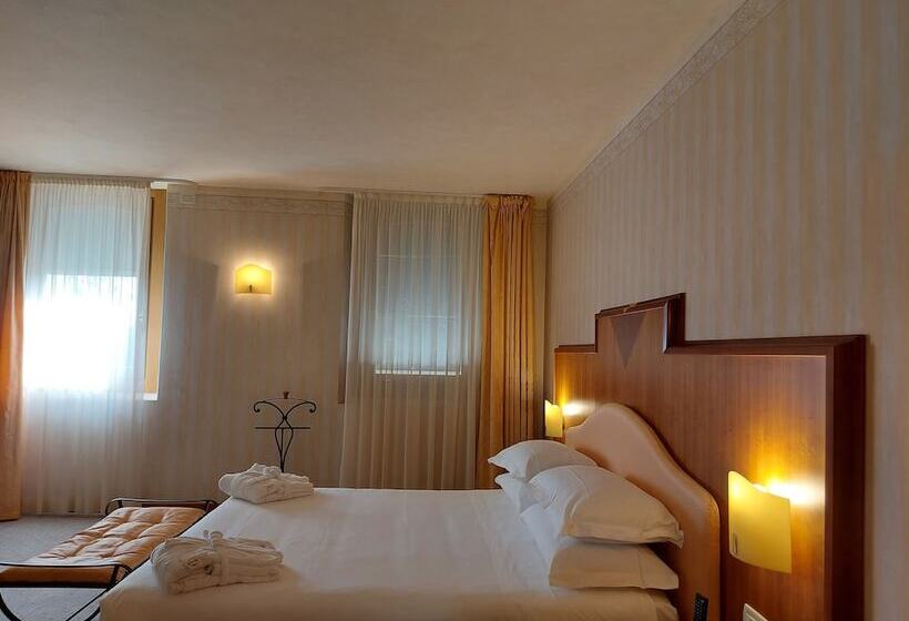 Полулюкс, Phi Hotel Astoria