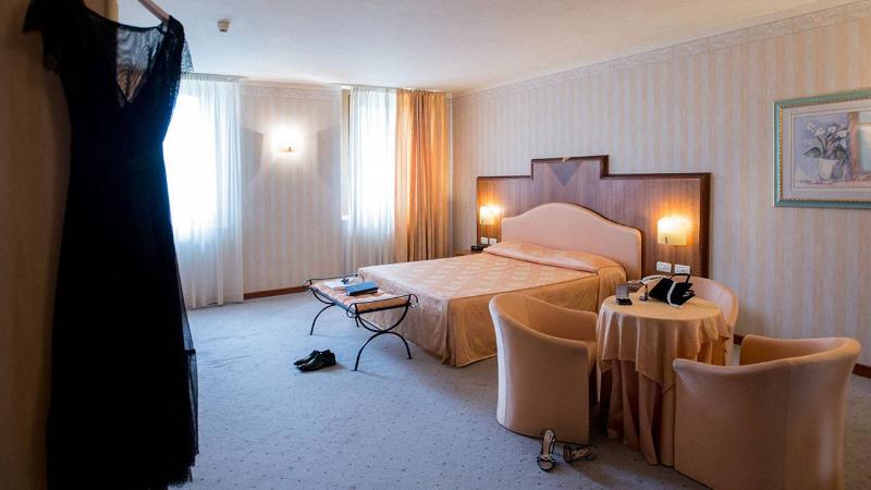Полулюкс, Phi Hotel Astoria