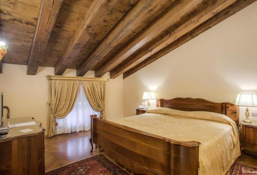 Полулюкс, Villa Fenaroli Palace