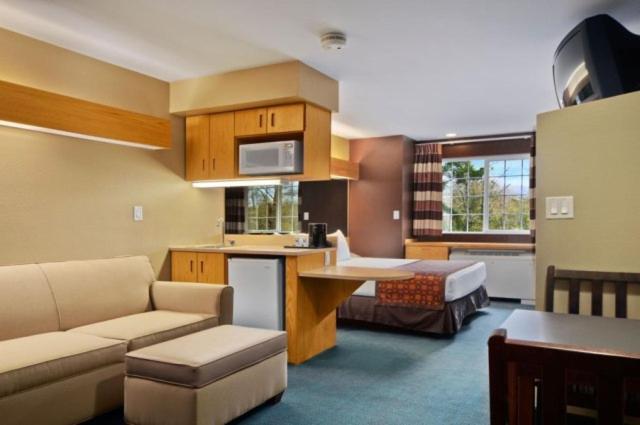 Люкс, Stay Beyond Inn & Suites