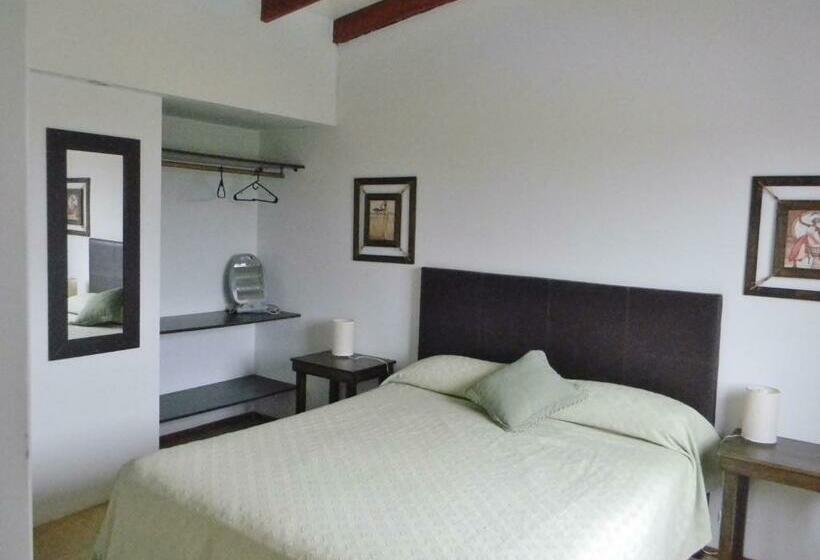 스탠다드 방갈로, Complejo Colon Village