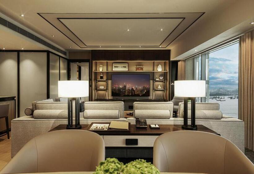 디럭스 스위트 킹 침대, Four Seasons Hotel Hong Kong