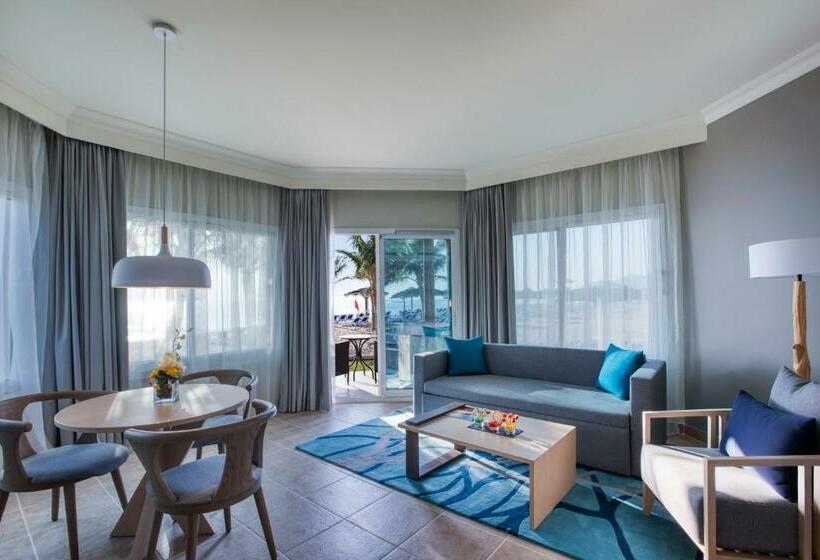 Номер Стандарт Вид на Море с Террасой, Fujairah Rotana Resort & Spa   Al Aqah Beach