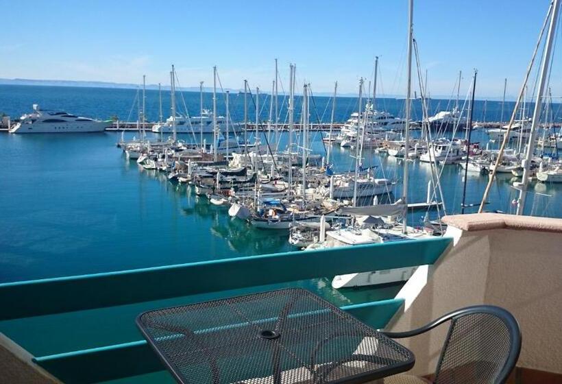 デラックススイート, The Westmarine Waterfront