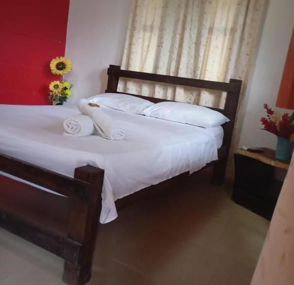 스탠다드 트리플 룸, Hostal Los Wichos