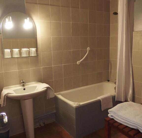 Четырехместный Номер Стандарт, Au Saint Roch   Hôtel Et Jardin