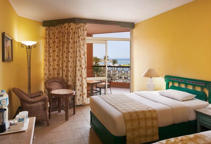 اتاق اساندارد با چشم‌انداز جانبی به دریا, Giftun Azur Resort