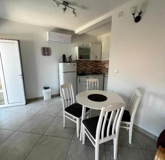 آپارتمان 1 خوابه با چشم‌انداز, Apartments Apartmani Bojana
