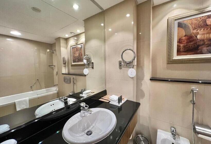 Номер Executive, Swissotel Al Murooj Dubai