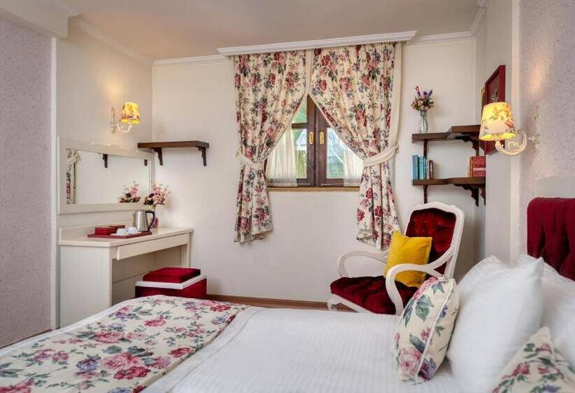 Camera Familiare, Adalya Port