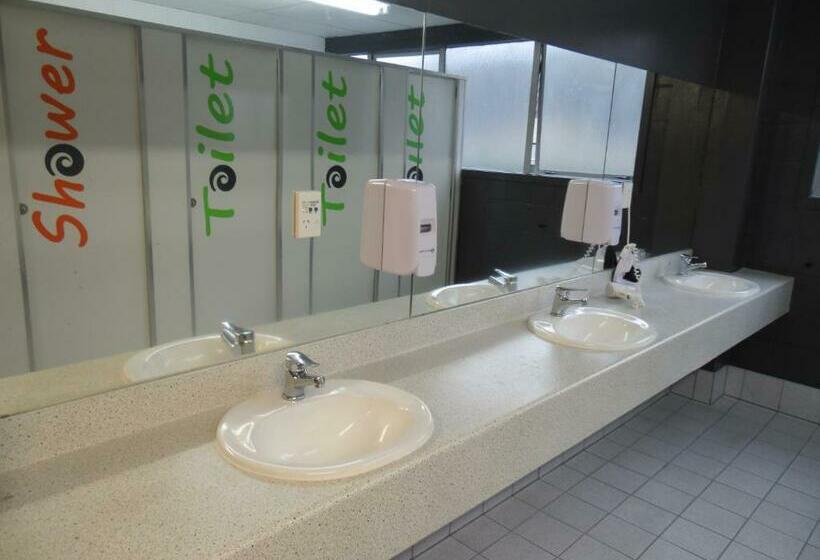 اتاق استاندارد با سرویس بهداشتی مشترک, Rock Solid Backpackers Rotorua