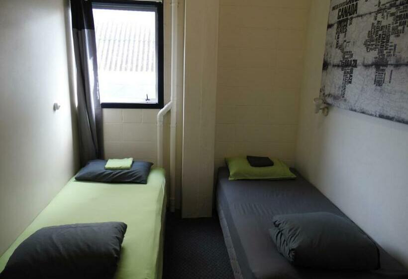 اتاق استاندارد با سرویس بهداشتی مشترک, Rock Solid Backpackers Rotorua