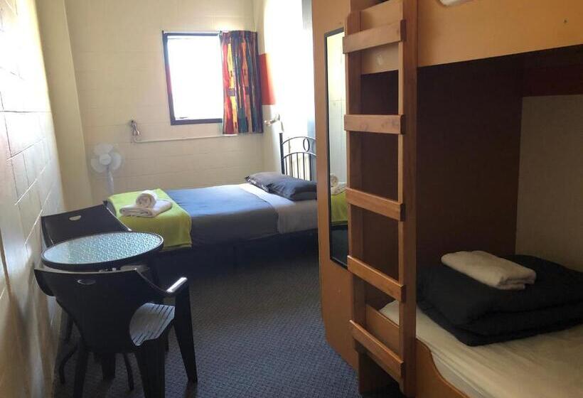 اتاق خانوادگی با سرویس بهداشتی مشترک, Rock Solid Backpackers Rotorua