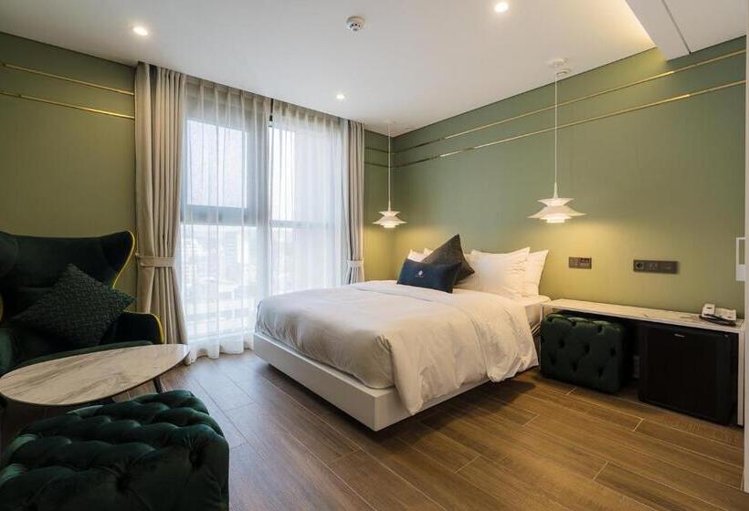 Quarto Estandar, The May Jongno