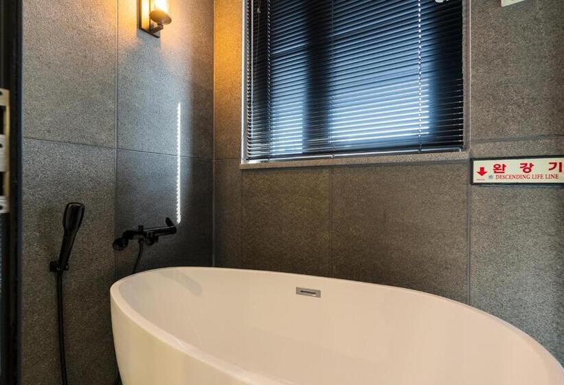 Quarto Estandar, The May Jongno