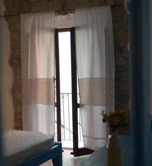 Четырехместный Номер Стандарт с Балконом, Regnos Altos Boutique Rooms