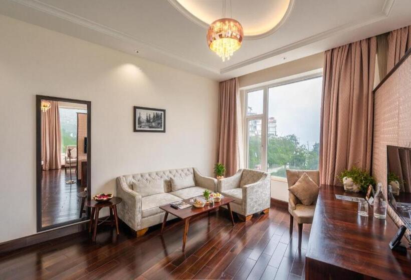 자쿠지 스위트, The Orchid Hotel Shimla